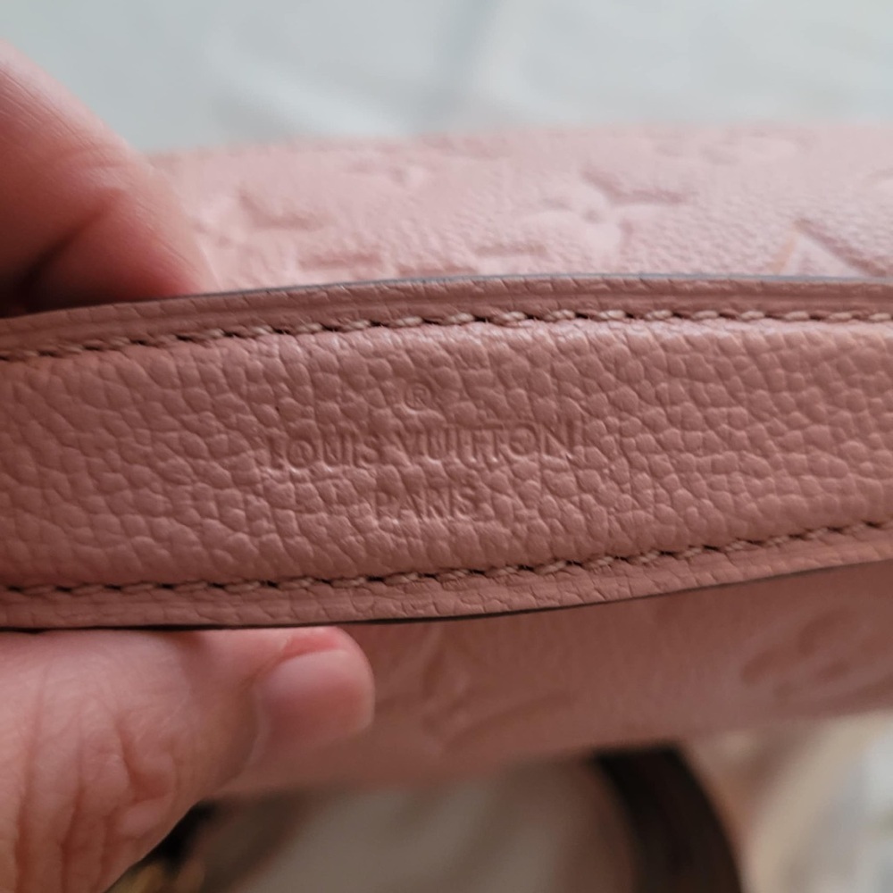 LOUIS VUITTON
Empreinte Pochette Metis Rose Poudre - Picture 14 of 16
